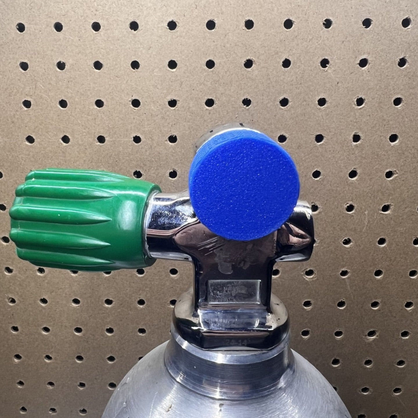 Front FAcing Blue din cap in scuba tank